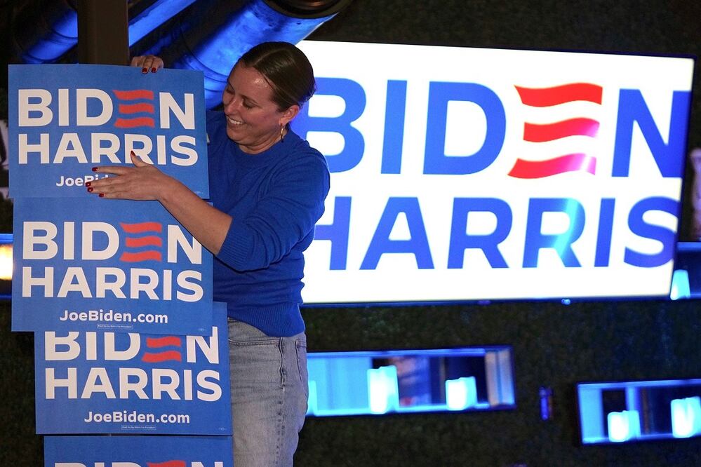 Chelsey Wininger, miembro del equipo de campaña, ayuda a decorar en la celebración del equipo Biden-Harris, en Nevada. FOTO: AP