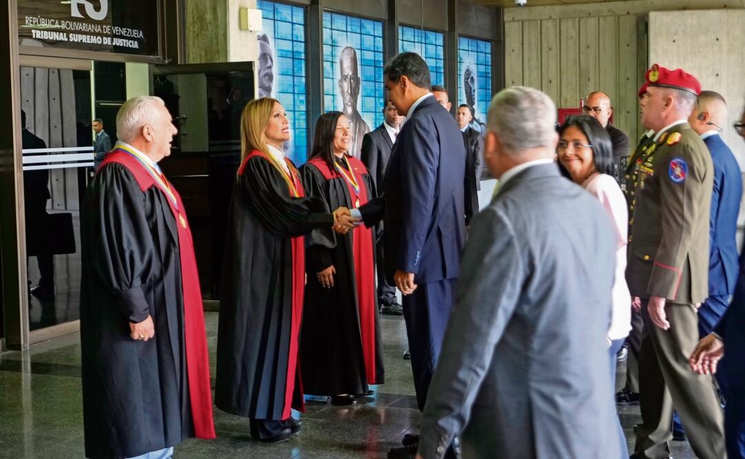 El presidente venezolano, Nicolás Maduro, con jueces en la sede del Tribunal Supremo de Justicia, donde presentó un recurso legal, en Caracas. Foto: Fernando Vergara | AP