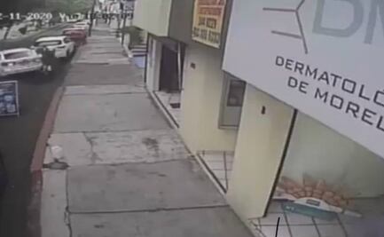 Video: Sujetos tratan de asaltar a automovilista, pero los embiste con su auto en Morelia 