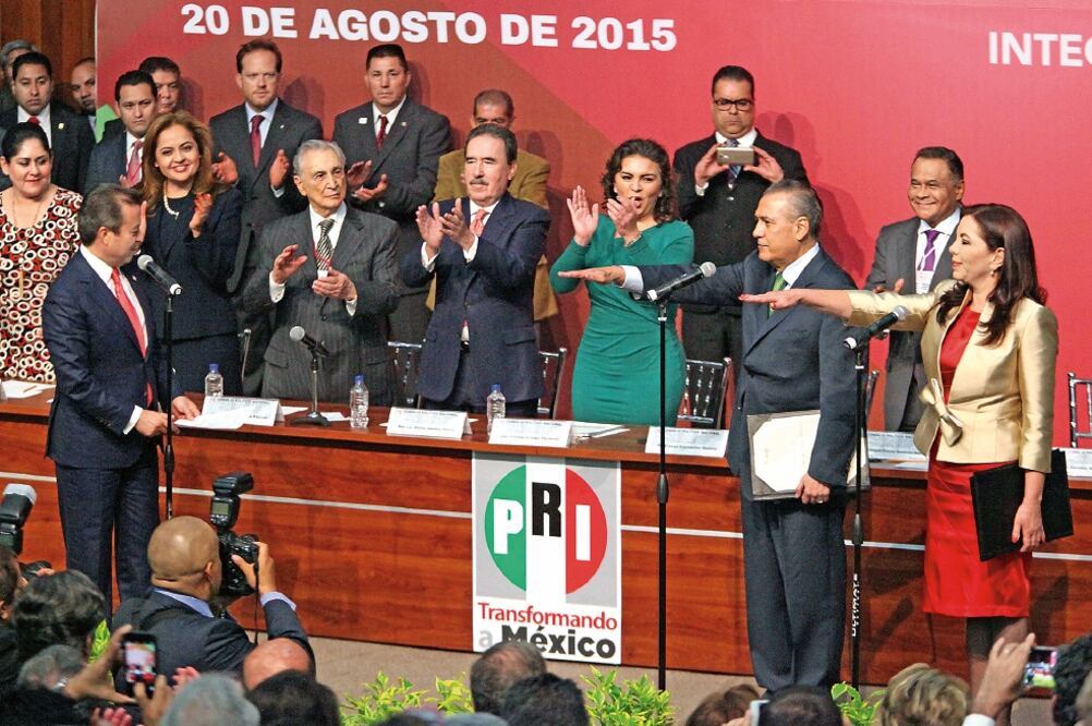 Manlio Fabio Beltrones Rivera y Carolina Monroy del Mazo rinden protesta como presidente nacional y secretaria general del PRI, respectivamente, ante cerca de 550 consejeros de ese partido reunidos en el auditorio Plutarco Elías Calles (LUCÍA GODÍNEZ)