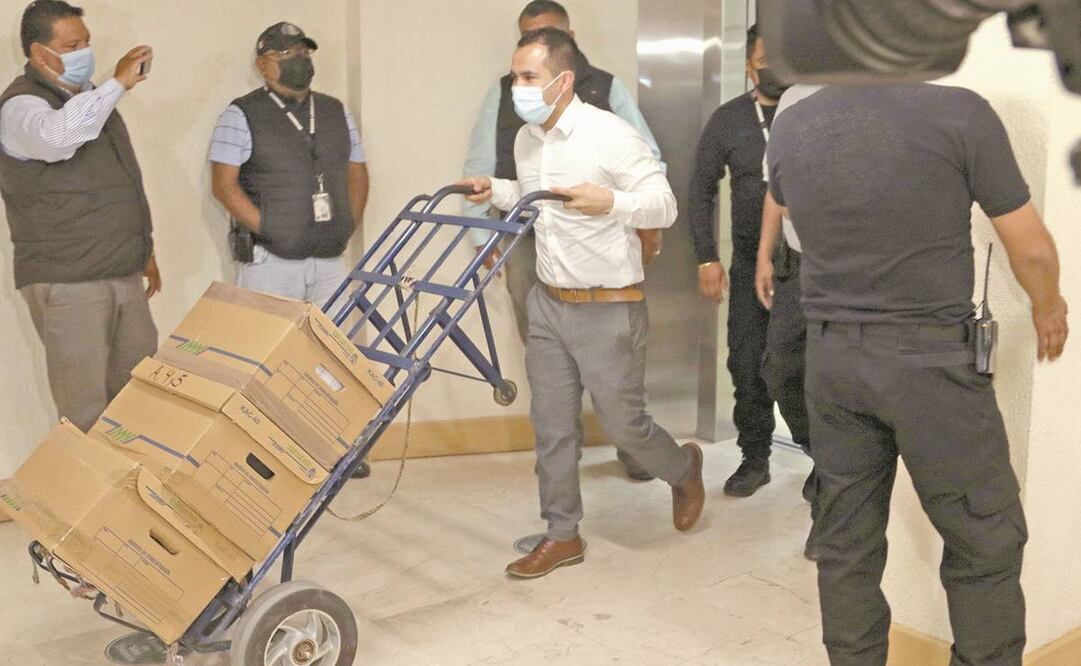 En diablitos transportaron los expedientes para que sea ratificada la denuncia de la FGR en contra del gobernador de Tamaulipas. Foto: Carlos Mejía. EL UNIVERSAL