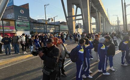 Alumnos de UNIREM bloquean Avenida Tláhuac; exigen cambios en la administración