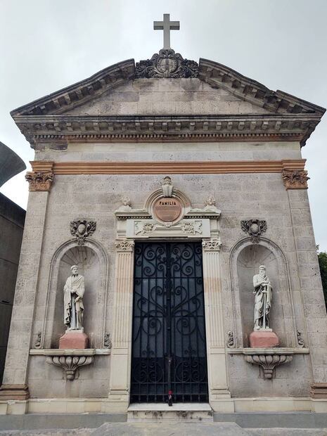 Si Alicia plantea que los panteones son ciudades de los muertos, podría decirse también que mausoleos como este resaltan como los palacios en el Centro Histórico. Foto: Alicia Vázquez.