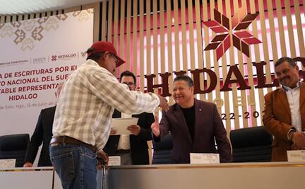 Julio Menchaca entrega escrituras a 8 mil familias hidalguenses para brindarles seguridad jurídica