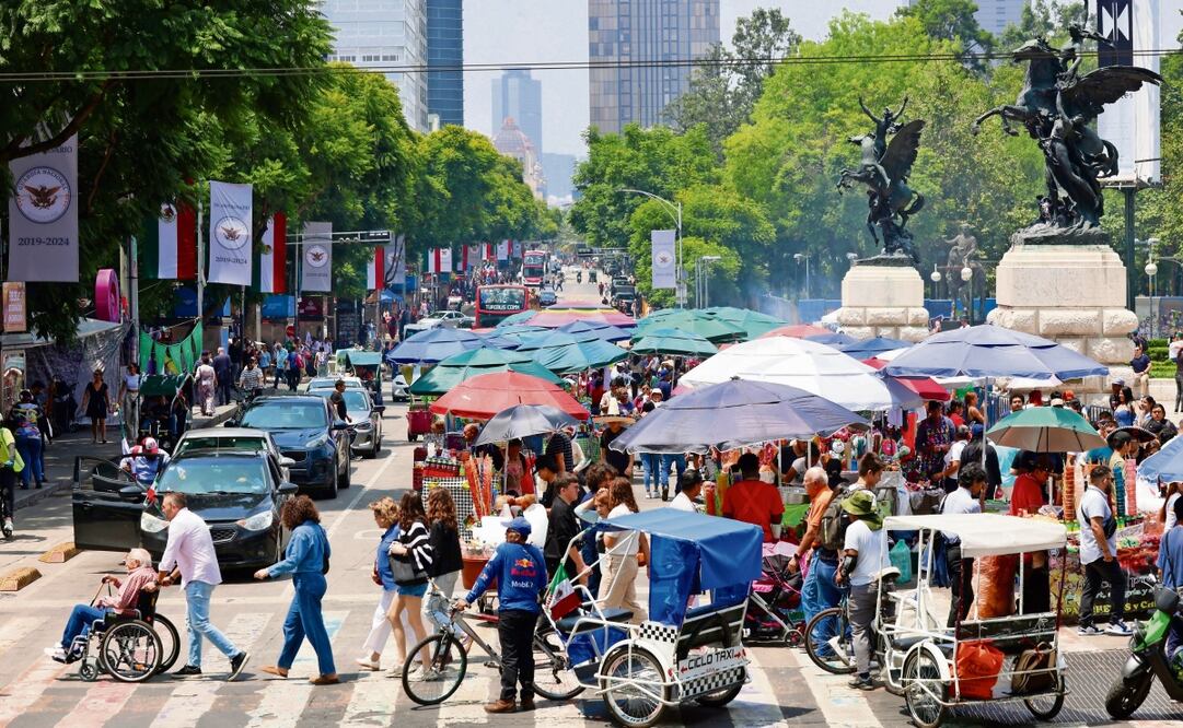 Previo al Grito, comerciantes de artículos patrios se sumaron a la vendimia en avenida Juárez. Foto: Valente Rosas | El Universal