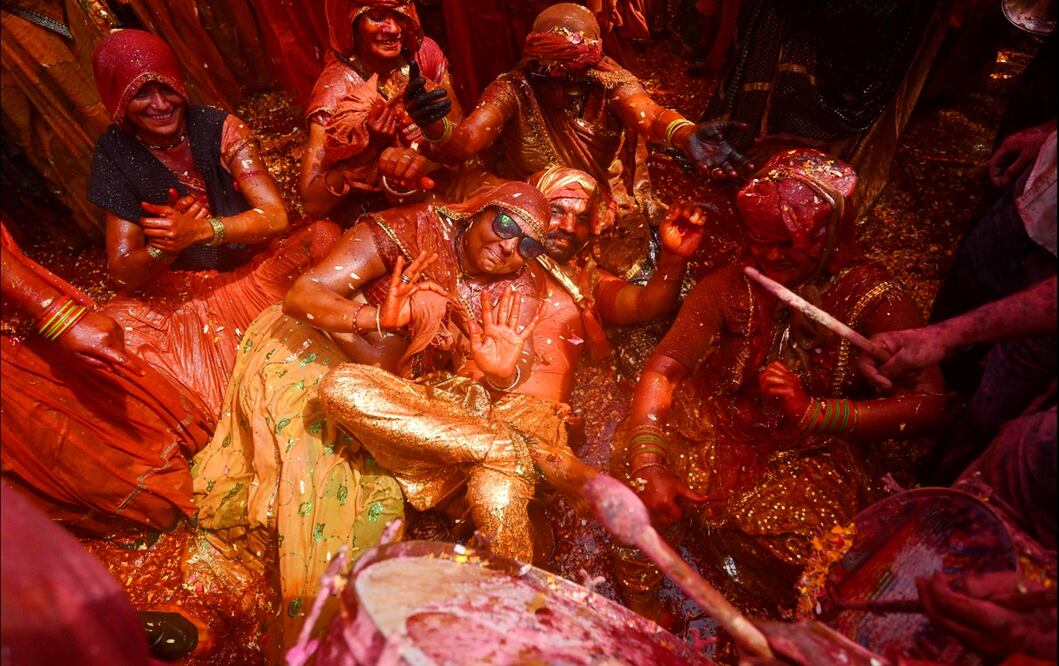 Asistentes participan en las celebraciones del 'Huranga', un día después de Holi, el festival hindú de los colores de la primavera, en el templo Dauji, en Uttar Pradesh, India, el 15 de marzo de 2025. Foto: AFP
