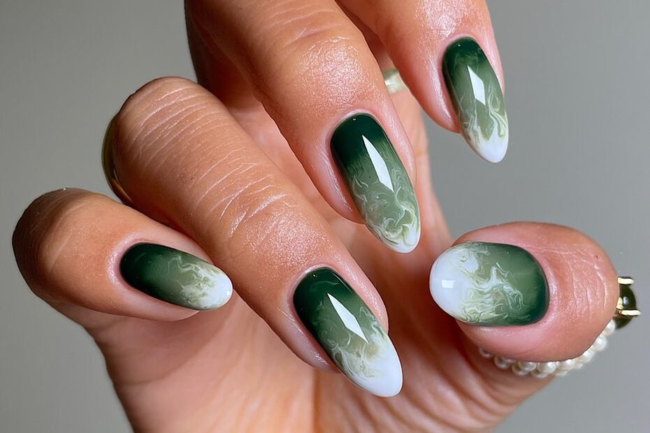 Las uñas efecto mármol en verde oscuro son ideales para el veranto, pero también para el otoño. Foto: Especial. Instagram @sansungnails