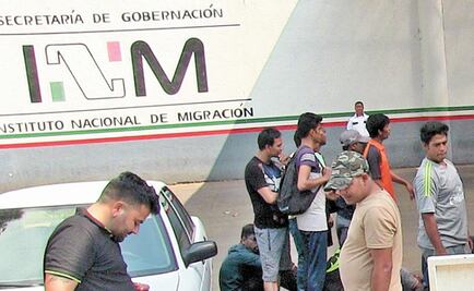 Riñen centroamericanos y cubanos en oficinas del INM; hay un agente herido