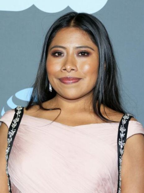 Yalitza Aparicio deslumbra con vestido rosa en los Critc's Choice Awards