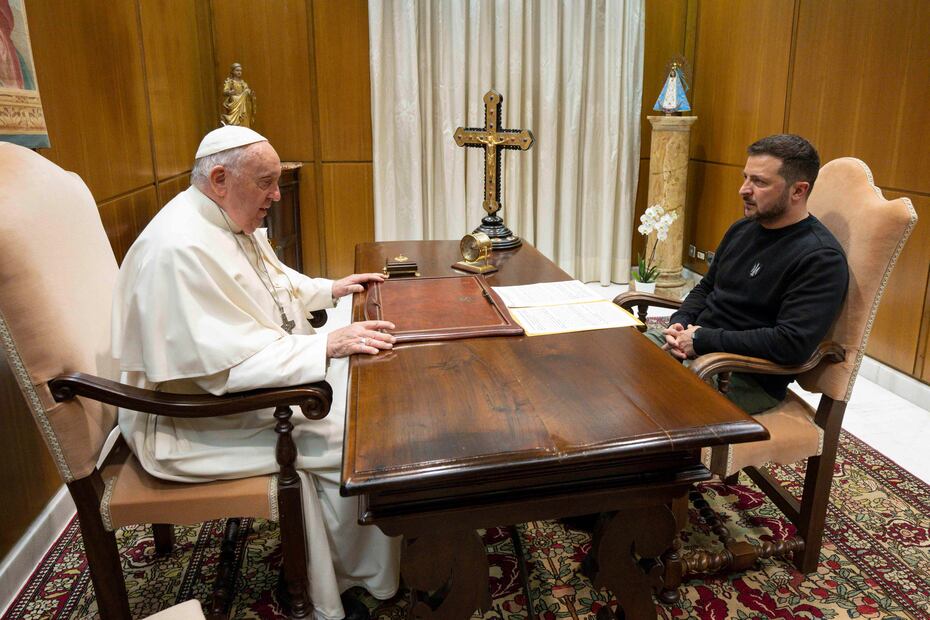 El papa Francisco, con el presidente ucraniano Volodimir Zelensky, durante su reunión en el Vaticano. Foto: EFE