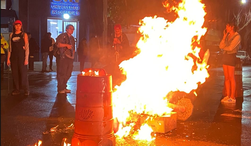 Integrantes de la comunidad trans que pedían se reconozca sus derechos quemaron señalamientos viales y tiraron la reja perimetral de la Secretaría de Gobernación en la Ciudad de México, el 28 de junio de 2025. Foto: Juan Carlos Williams