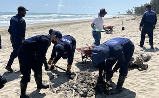 Aparece mancha de crudo en playas del puerto de Tuxpan; recolectan tres toneladas de residuos 