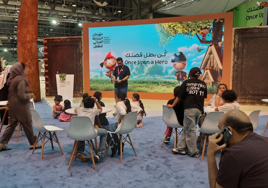 El ilustrador mexicano Santiago Solis participa en la más reciente edición de Feria del Libro Infantil Sharjah, en la que ha sido reconocido por su más reciente proyecto.
Foto: EL UNIVERSAL / Frida Juárez (enviada)