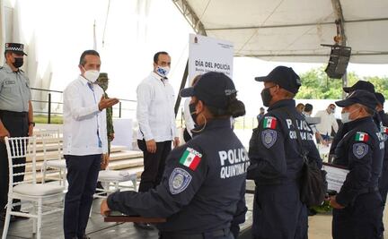Carlos Joaquín condecora a 46 policías por acciones destacadas y años de servicio