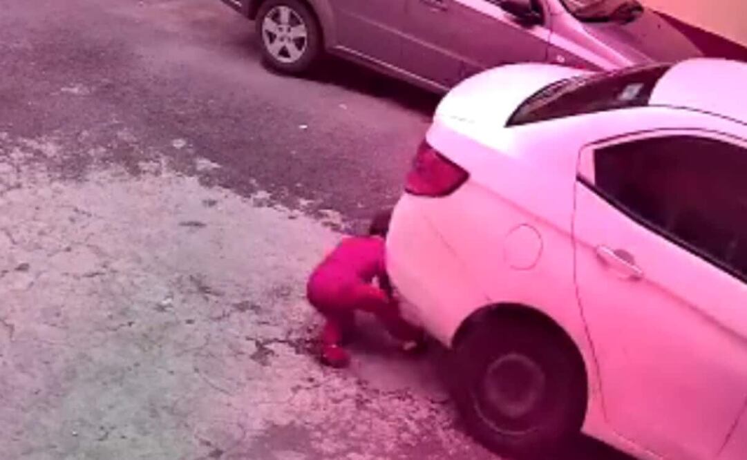 Foto: Especial/El Universal/ El menor trató de rescatar un juguete cuando el auto se echó en reversa y lo aplastó