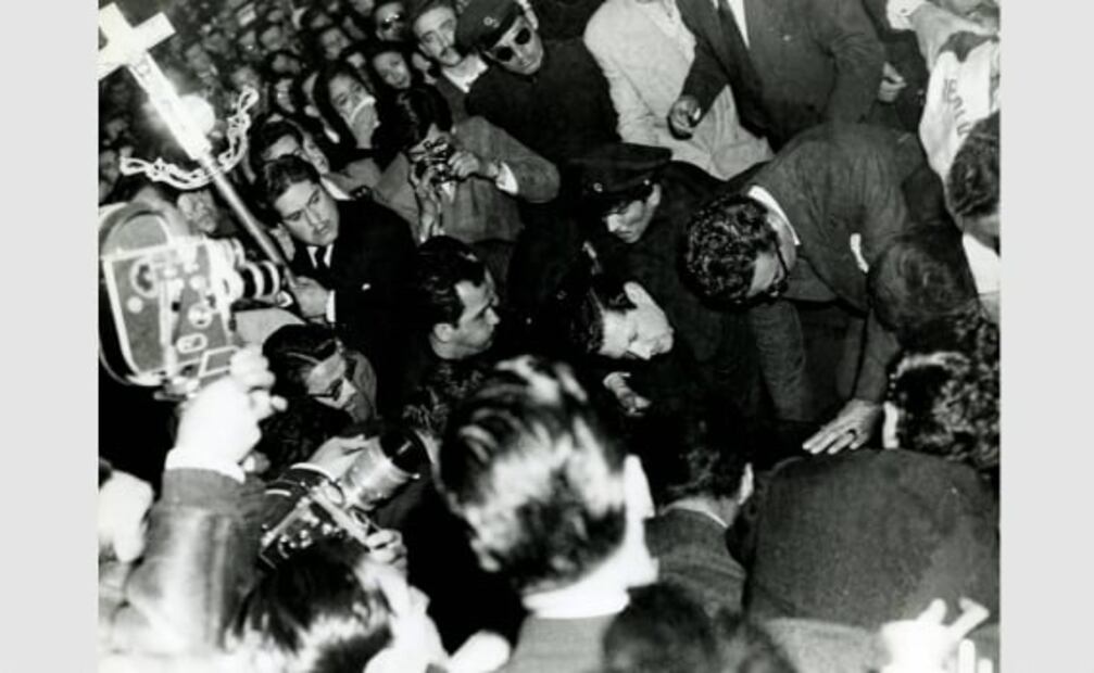 La historia detrás de la foto: María Félix y el cuerpo de Jorge Negrete llegan a México