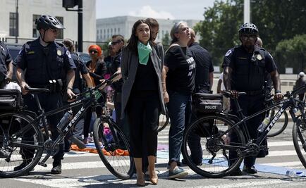 Detienen a la demócrata Alexandria Ocasio y otras legisladoras en protesta a favor del aborto en EU