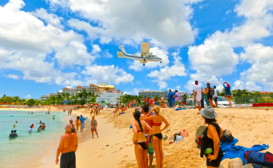Aeropuerto de la isla de Sint Marteen, el cual se encuentra junto a una playa pública. (Foto: iStock)