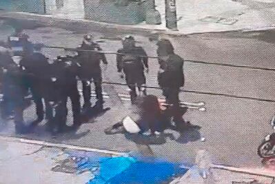 Lo patean en el piso; video capta golpiza a reportero de Reforma y a su esposa