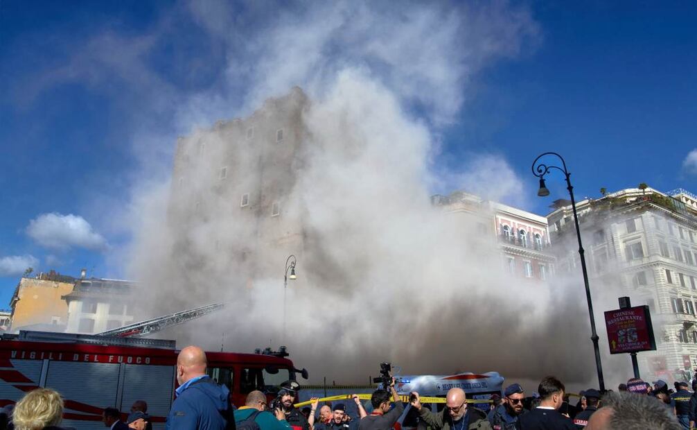 La torre medieval Torre dei Conti, cerca del Foro Romano, quedó envuelta en una nube de escombros tras un segundo derrumbe, luego de que se derrumbara parcialmente durante las obras de renovación, en Roma, Italia, el lunes 3 de noviembre de 2025. Foto: AP