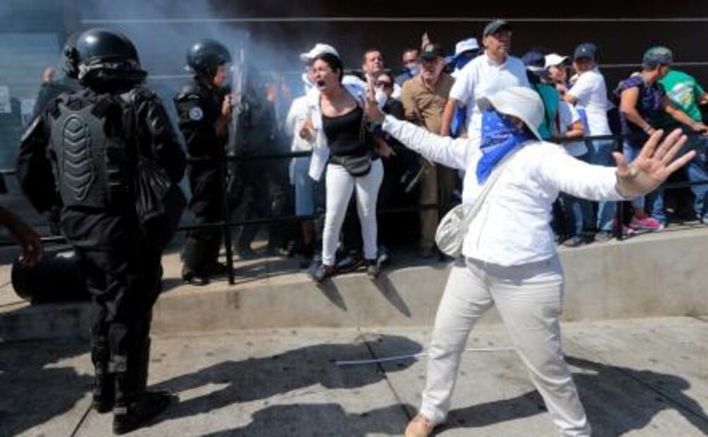 Policía de Nicaragua reprime protesta contra gobierno de Daniel Ortega
