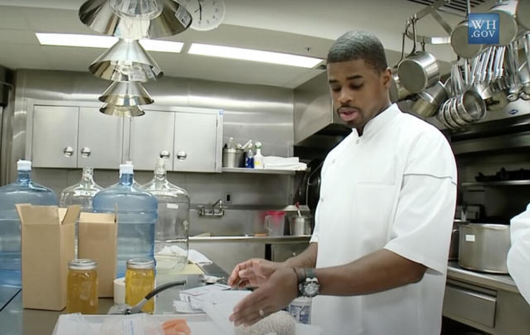 El chef Tafari Campbell trabajó por años en la Casa Blanca. Los Obama lo convencieron de trabajar para ellos. FOTO: CASA BLANCA