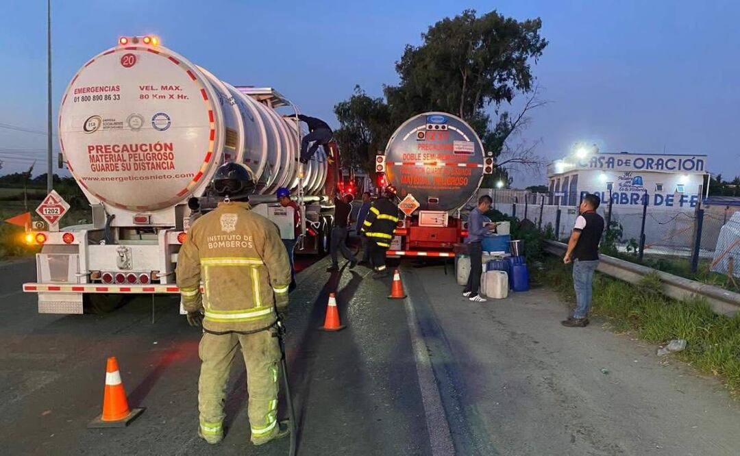 Protección Civil y Bomberos de Tula de Allende, Hidalgo, realizan acciones por fuga de combustible de un auto (07/06/2025). Foto: Especial