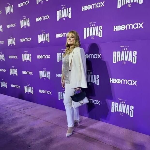 Erika Buenfil presume makeup con el que se ve de 20 años