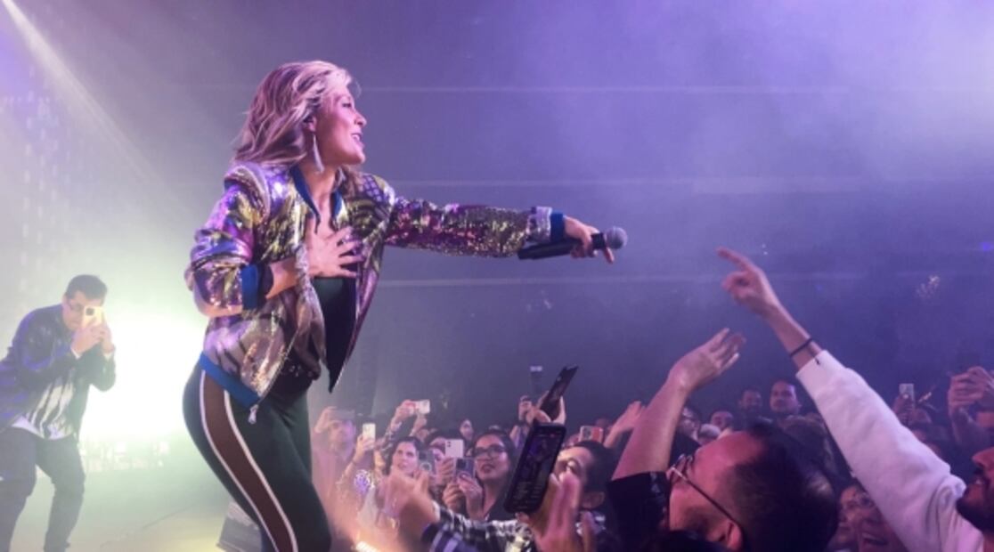 Fey ofrece concierto sorpresa, a poco de iniciar gira con la Guzmán