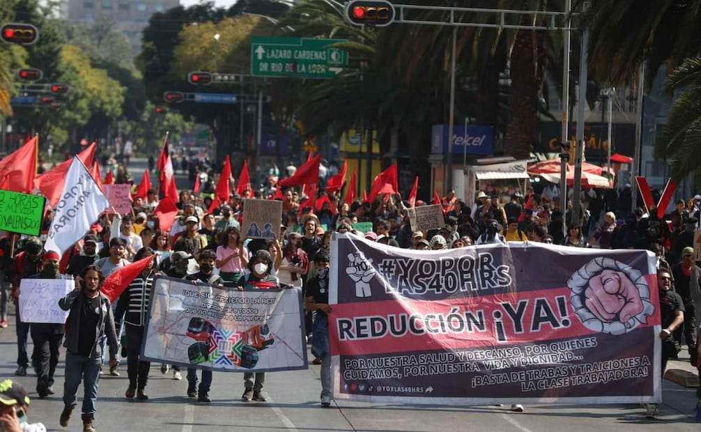 Manifestantes por las 40 horas laborales marchan del Zócalo capitalino al Senado de la República este domingo 23 de noviembre de 2025. Foto: Berenice Fregoso/ EL UNIVERSAL