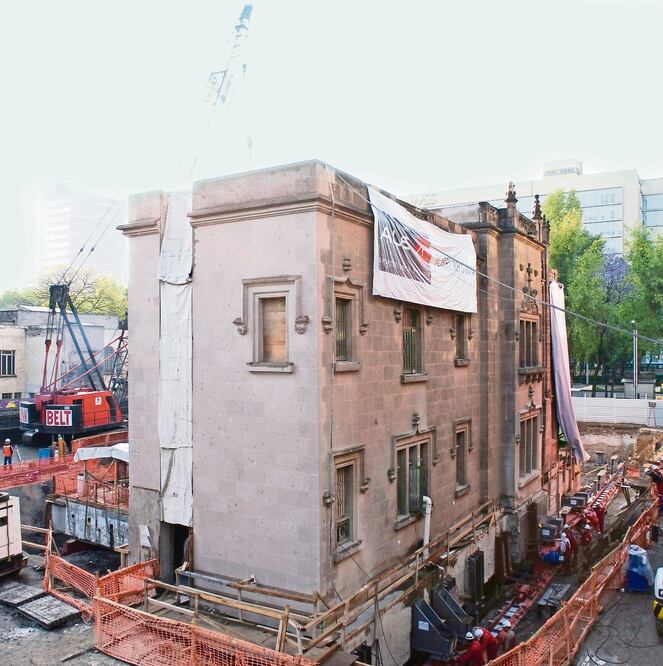La casa de cantera rosa, ubicada en Reforma y Río Elba, fue desplazada 18 metros de su lugar original para construir la Torre Reforma. Para moverla se utilizaron novedosas técnicas de ingeniería (CORTESÍA DE LBR)