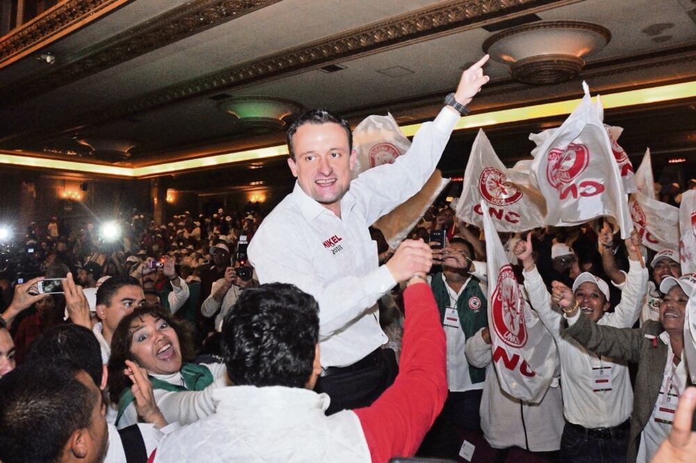 En el Teatro Metropólitan, Mikel Arriola fue oficializado ayer como candidato del PRI a la jefatura de Gobierno de la Ciudad de México. (ESPECIAL)