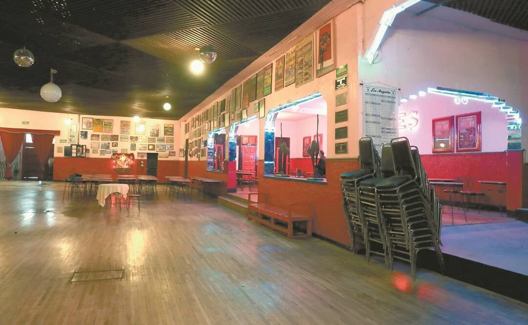 En el Salón Los Ángeles, la pista luce vacía y el mobiliario está apilado ante la falta de la gente que solía visitar el lugar para divertirse. Foto: ADRIANA HERNÁNDEZ