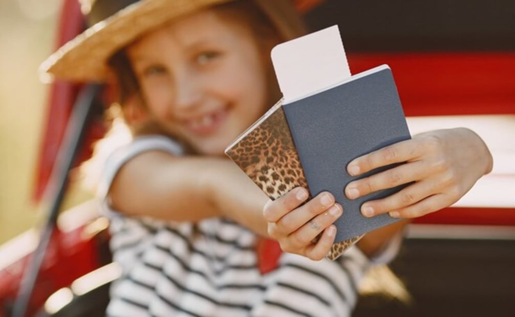 Los menores de edad también necesitan un pasaporte mexicano para viajar. Foto: Freepik