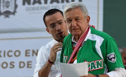 Recibe AMLO playera de Los Cocoteros de Tuxpan
