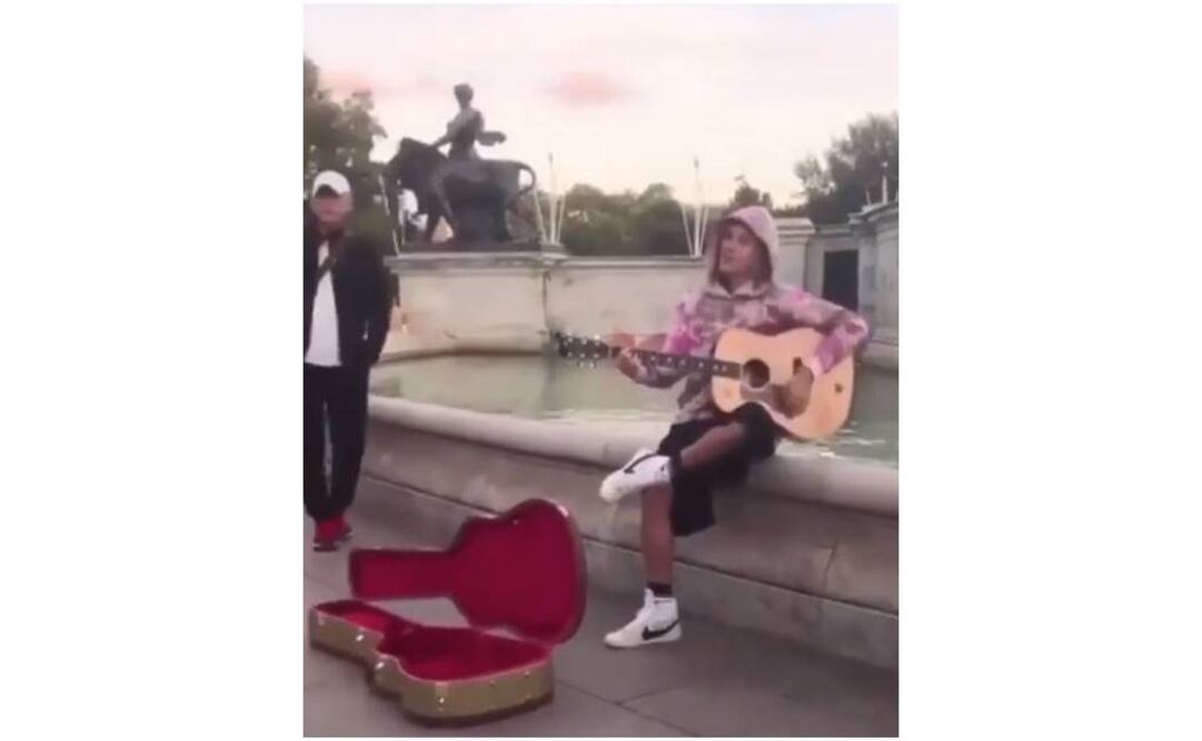 Bieber actuó como un cantante callejero mientras le cantaba a su amada Hailey Baldwin
