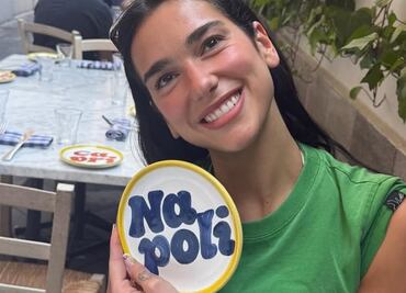 Dua Lipa luce bonito bikini con estampado polka dot en Italia