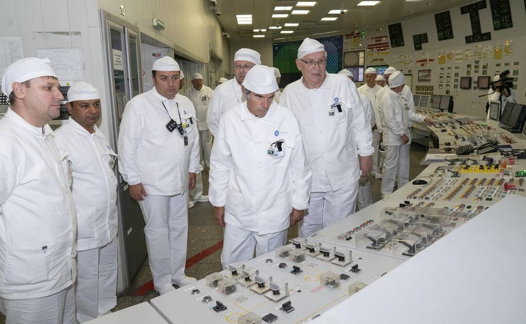 Director General del OIEA, Rafael Grossi (R), visitando la central nuclear de Kursk en Kurchatov, región de Kursk. Foto:EFE