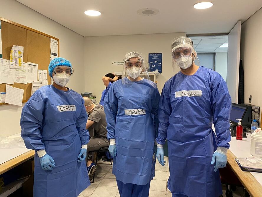 El médico José Víctor(der.) y su equipo libran todos los días una guerra contra el coronavirus. Fotos: Íñigo Arredondo. El Universal