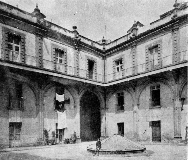 Imagen del interior del claustro del ex-convento betlemita en los años treinta. Imagen: "Iglesias y Conventos Coloniales de México”, colección Carlos Villasana.