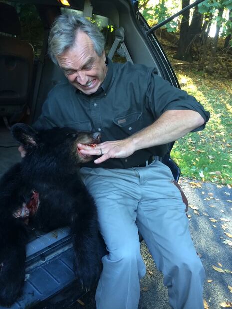 Robert F. Kennedy, simulando que un oso muerto le mordía la mano, en 2014. FOTO: THE NEW YORKER