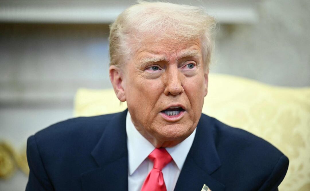 El presidente de Estados Unidos, Donald Trump, habla con la prensa durante su reunión con el primer ministro irlandés, Michael Martin, en el Despacho Oval de la Casa Blanca en Washington, D.C., el 12 de marzo de 2025. Desde el sofá, de izq. a der., observan el discurso el vicepresidente estadounidense, J.D. Vance, y la jefa de gabinete de la Casa Blanca, Susie Wiles. Foto: AFP