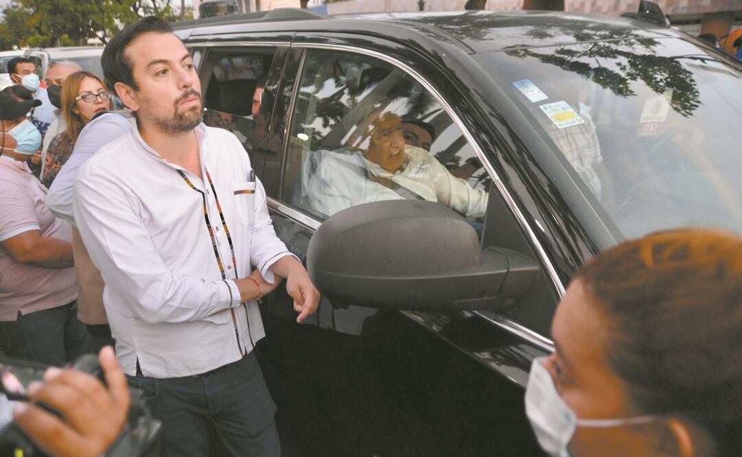 El presidente López Obrador fue cercado por miembros de la CNTE en Chiapas; dentro de su Suburban, el Mandatario grabó un video que colgó en redes, en el que aseguró que no será rehén de nadie. Foto: Jacob García/ EL UNIVERSAL.