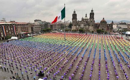 Arman miles de personas la bandera LGBTTTIQ+ en el Zócalo capitalino; CDMX estima haber roto el récord en el mundo