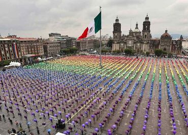 Arman miles de personas la bandera LGBTTTIQ+ en el Zócalo capitalino; CDMX estima haber roto el récord en el mundo