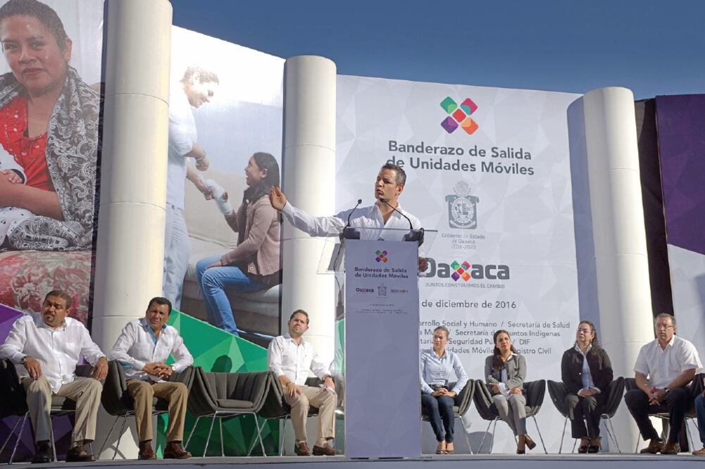 El gobernador de Oaxaca, Alejandro Murat, dio ayer el banderazo de salida de ocho Unidades Móviles, las cuales brindarán servicio en cada una de las ocho regiones de la entidad (ÉDWIN HERNÁNDEZ. EL UNIVERSAL)
