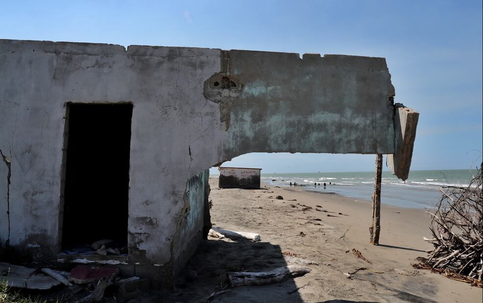 Imagen de viviendas que fueron comidas por el mar en la comunidad de El Bosque en el municipio de Centla, estado de Tabasco, el 4 de septiembre de 2025. Foto: EFE