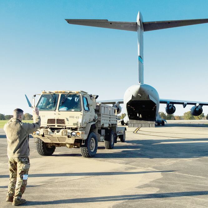Aler tas. Soldados estadounidenses llegan a la frontera para responder a la llegada de las caravanas de migrantes centroamericanos que avanzan de México hacia EU. (DEPARTAMENTO DE DEFENSA DE EU)
