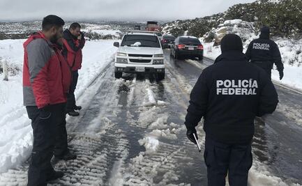 Rescatan a 11 personas varadas por nevada en Baja California 