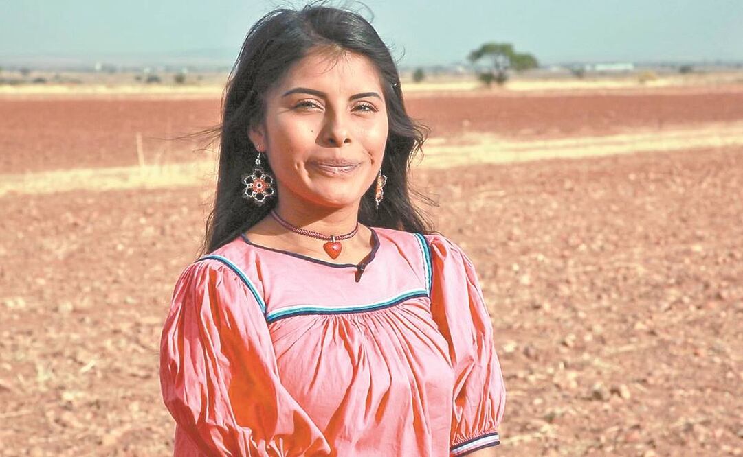 Margarita, de 21 años, indígena de origen wixárica, es jornalera agrícola, madre-jefa de familia y estudiante. Foto: Especial.